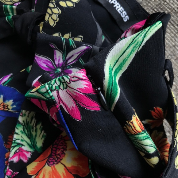 Express Shortie Extreme High Rise Black Floral Shorts NWT - Picture 5 of 7